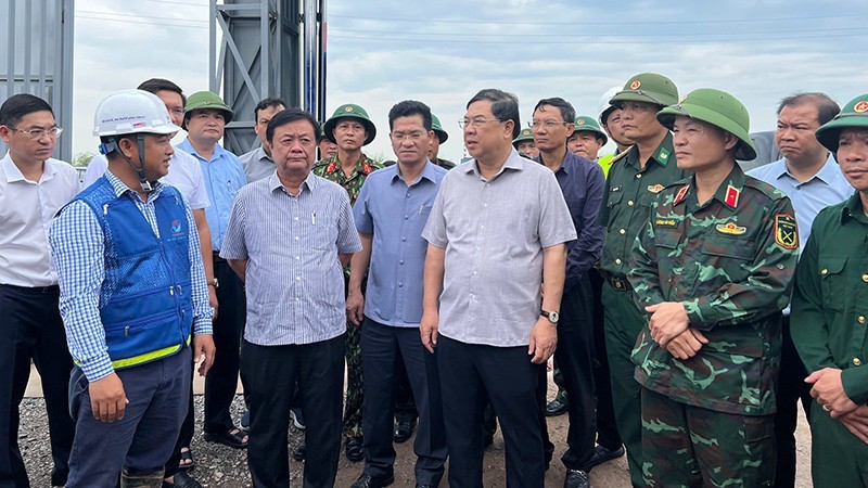 Minister of Agriculture and Rural Development Le Minh Hoan inspects storm preparedness in Nam Dinh Province.