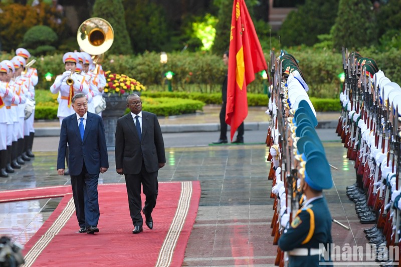 Party General Secretary and State President To Lam and Guinea-Bissau President Umaro Sissoco Embaló review the guard of honour.