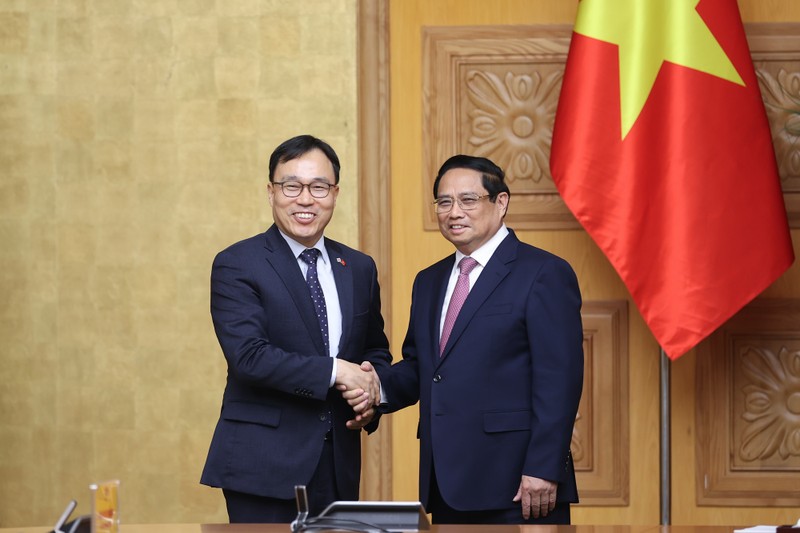 PM Pham Minh Chinh and Ambassador of the Republic of Korea to Vietnam Choi Young Sam. (Photo: VGP)