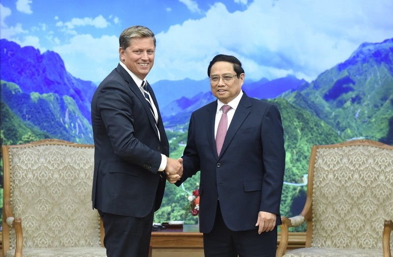 Prime Minister Pham Minh Chinh and Tim Hughes, Senior Vice President for Global Business and Government Affairs of SpaceX. (Photo: Tran Hai)