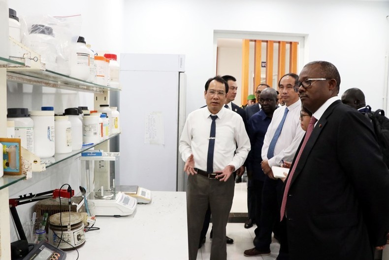 President of Guinea-Bissau Umaro Sissoco Embalo (right) visits the laboratory of the Field Crops Research Institute on September 6. (Photo: VNA)