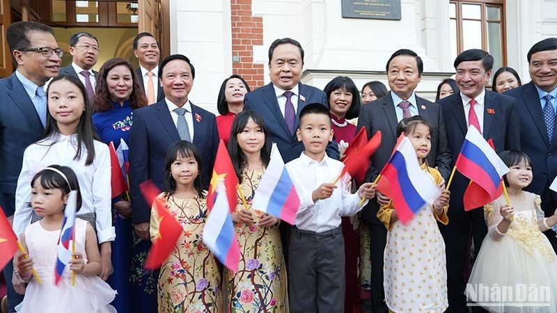 National Assembly Chairman Tran Thanh Man and the Vietnamese community in Russia. (Photo: NDO/Xuan Hung)