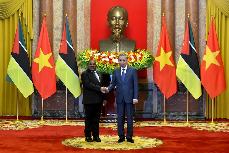 General Secretary and President To Lam and Mozambican President Filipe Jacinto Nyusi at their meeting in Hanoi on September 9.