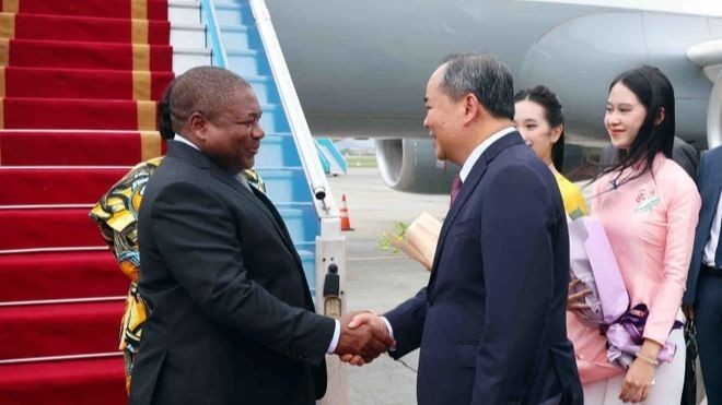 Chairman of the Presidential Office Le Khanh Hai welcomes Mozambican President Filipe Jacinto Nyusi at Noi Bai Airport on September 8. (Photo: VNA)