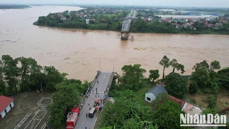 Phong Chau Bridge in the northern province of Phu Tho collapses on September 9 morning. (Photo: NDO)