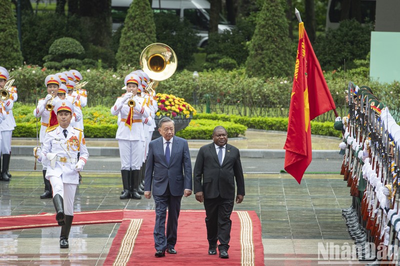 Party General Secretary and State President To Lam hosts an official welcome ceremony for visiting Mozambican President Filipe Jacinto Nyusi in Hanoi on September 9. (Photo: NDO)