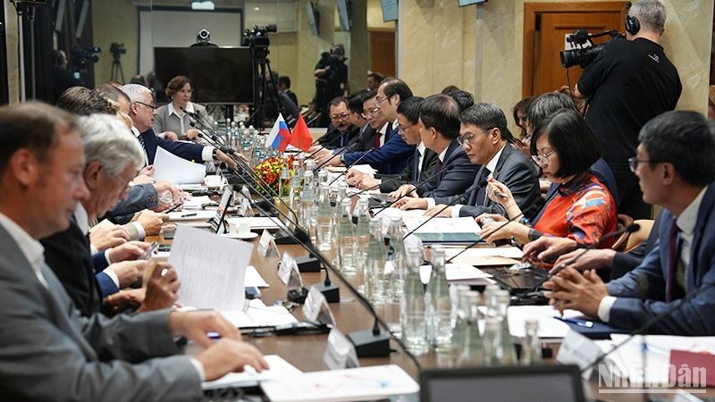 Participants at the meeting. (Photo: NDO/Xuan Hung)