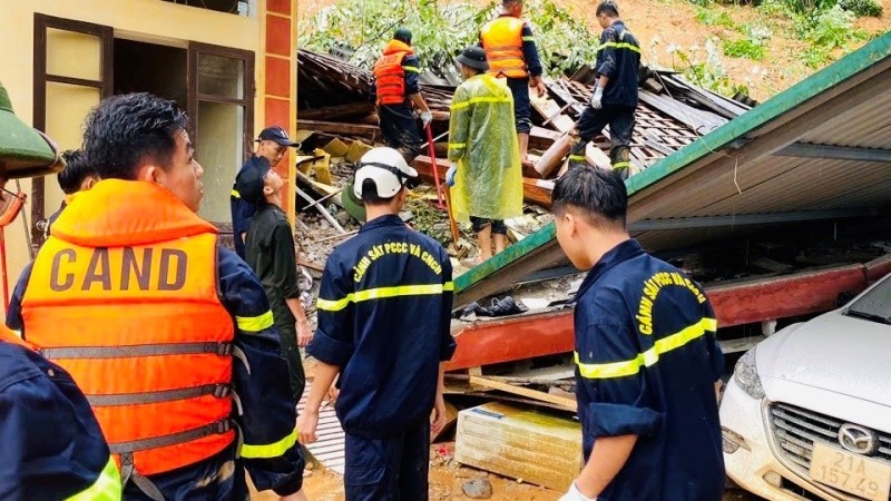 Search and rescue efforts at a landslide site in Yen Bai Province.