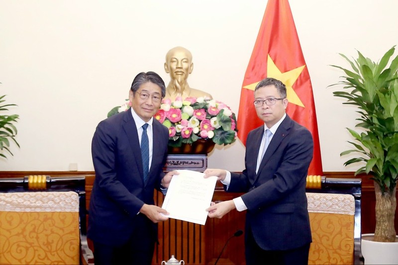 Japanese Ambassador to Vietnam Ito Naoki delivers a message of sympathy from Japanese PM (Photo: VNA)