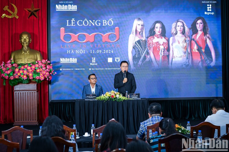 Nhan Dan's Editor-in-chief Le Quoc Minh speaks at an event to announce BOND's performance in Vietnam.