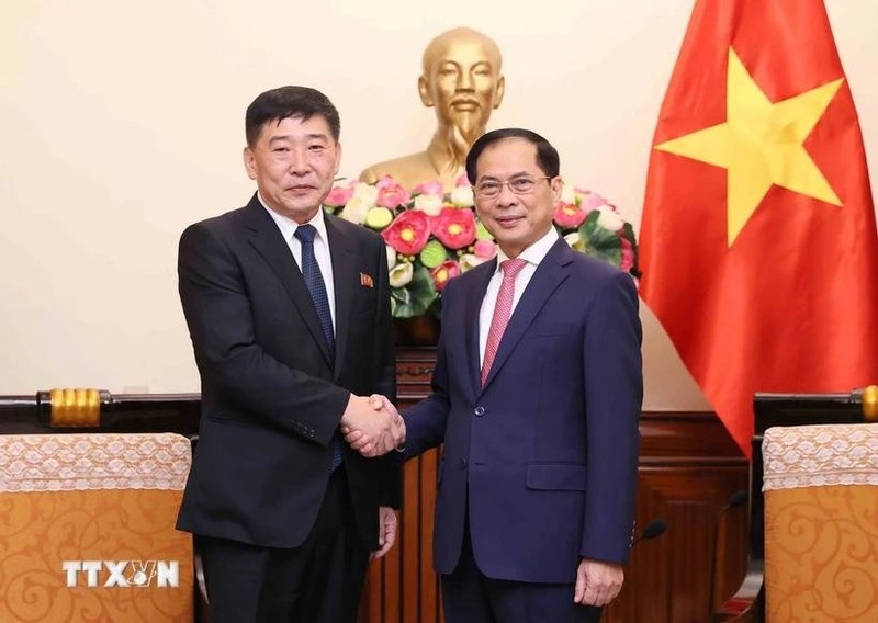 Deputy Prime Minister and Minister of Foreign Affairs Bui Thanh (Right) and Vice Minister for Foreign Affairs of the Democratic People’s Republic of Korea (DPRK) Pak Sang Gil at their meeting in Hanoi on September 9. (Photo: VNA)