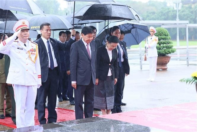 General Secretary of the Lao People’s Revolutionary Party and President of Laos Thongloun Sisoulith, his spouse and the high-ranking Lao delegation pay tribute to President Ho Chi Minh at the late leader's mausoleum in Hanoi on September 11. (Photo: VNA)