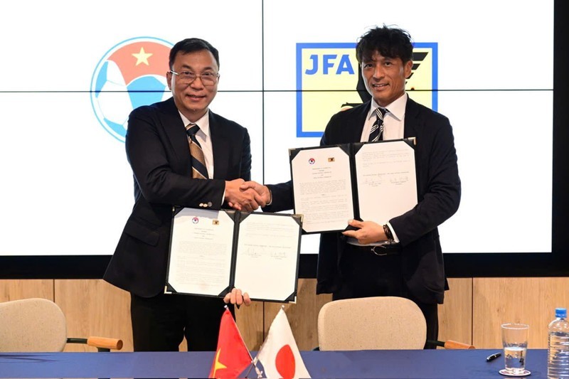 The signing ceremony between the VFF and JFA in Tokyo on September 18.