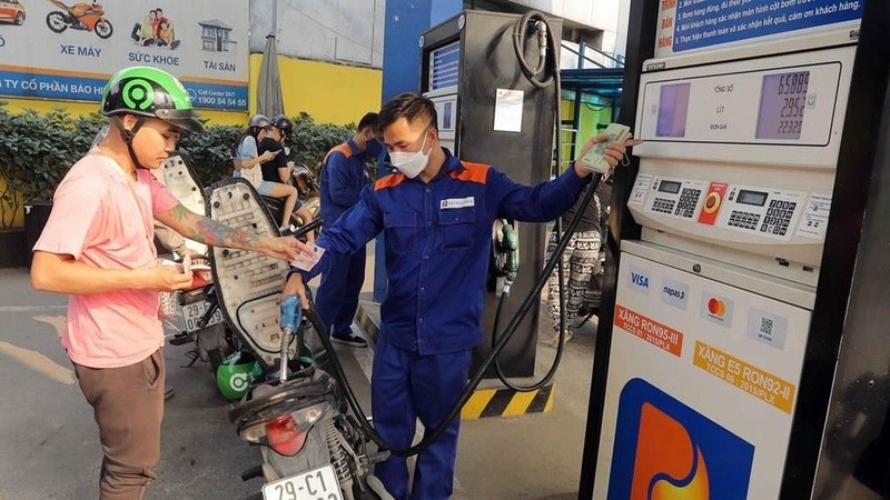 Petrol prices increases slightly on September 19. (Photo: VNA)