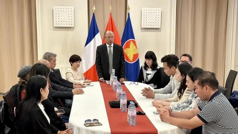 Vietnamese Ambassador to France Dinh Toan Thang meets with representatives of Vietnamese associations in France to call for support for people affected by Typhoon Yagi. (Photo: VNA)