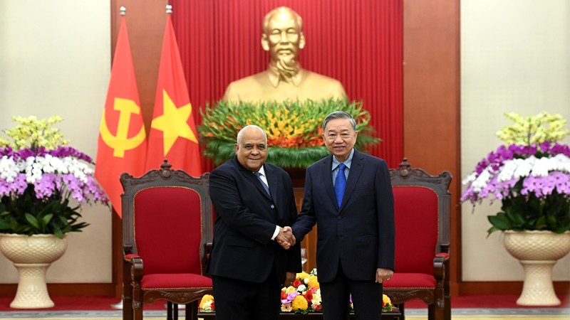 Party General Secretary and State President To Lam and Cuban Ambassador to Vietnam Orlando Nicolas Hernandez Guillen. (Photo: VNA)