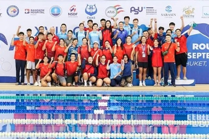 The Vietnamese finswimming team at the 2024 Finswimming World Cup.