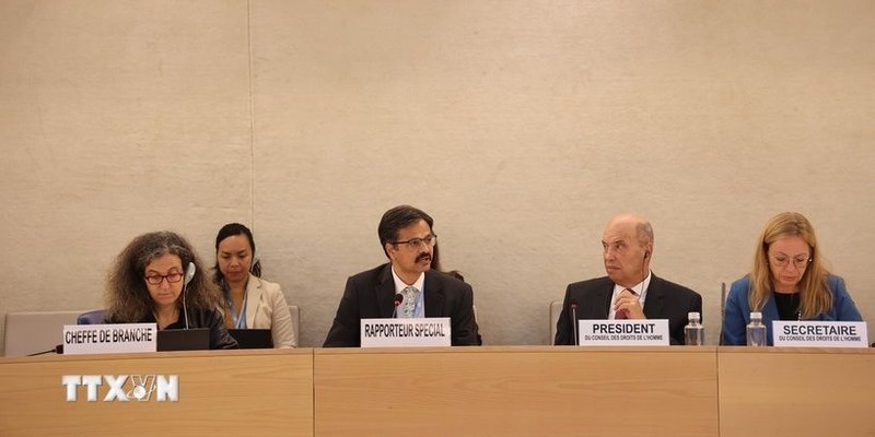 United Nations Special Rapporteur on the right to development Surya Deva (second from left) at the dialogue. (Photo: VNA)