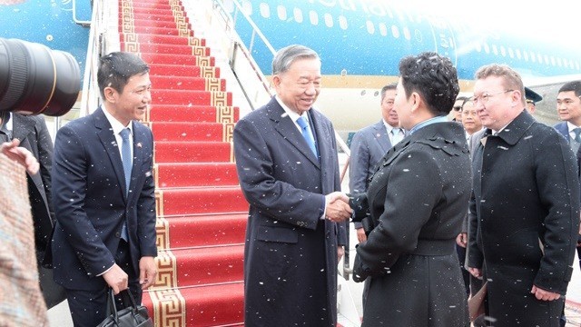 General Secretary and President To Lam is welcomed at Chinggis Khaan International Airport in Ulaanbaatar. (Photo: Viet Cuong)