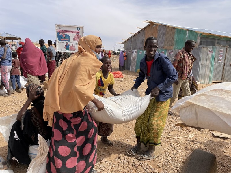 People carry bags of relief grains at a camp for the Internally Displaced People in Adadle district in the Somali region, Ethiopia, January 22, 2022. (Photo: World Food Programme)