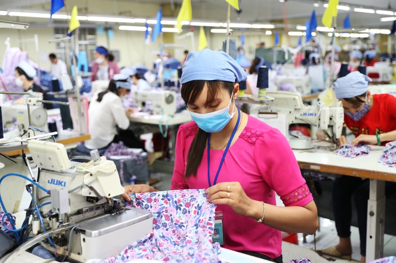 Photo: Manufacturing clothes for export at Tien Hung Garment Company, Hung Yen Province.