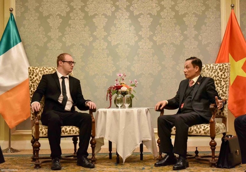 Secretary of the Communist Party of Vietnam (CPV) Central Committee and head of its Commission for External Relations Le Hoai Trung (right) meets Communist Party of Ireland International Secretary Graham Harrington on October 3. (Photo: VNA)