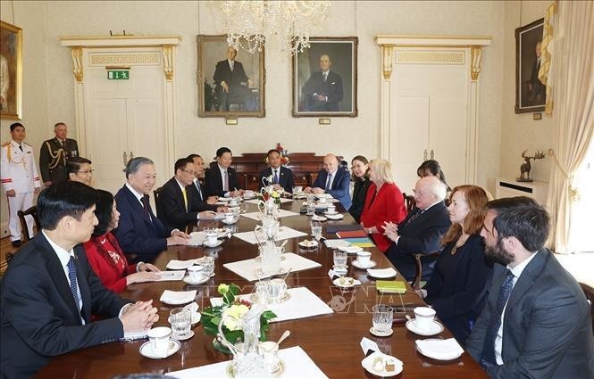 The talks between Party General Secretary and President of Vietnam To Lam and President of Ireland Michael Higgins in Dublin on October 2. (Photo: VNA) 