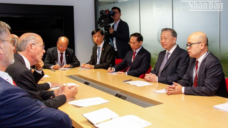 Party General Secretary and State President To Lam receives Geoffroy Roux De Bezieux, Honorary President of the MEDEF. (Photo: NDO)