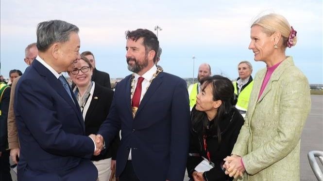 Farewell ceremony for Party General Secretary and State President To Lam (L) at Dublin Airport. (Photo: VNA)