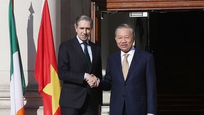 Party General Secretary and State President To Lam (R) and Irish Prime Minister Simon Harris at their meeting in Dublin on October 3. (Photo: VNA)