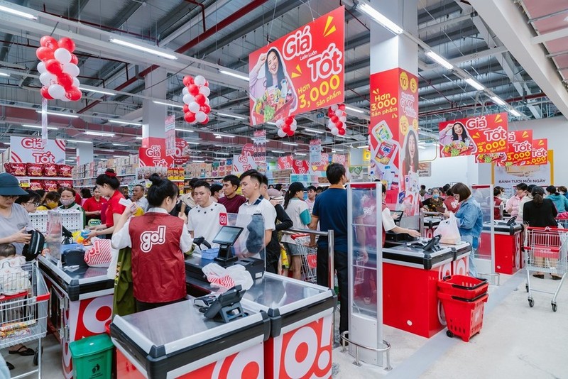 Consumers shopping at supermarket. (Photo: VNA)