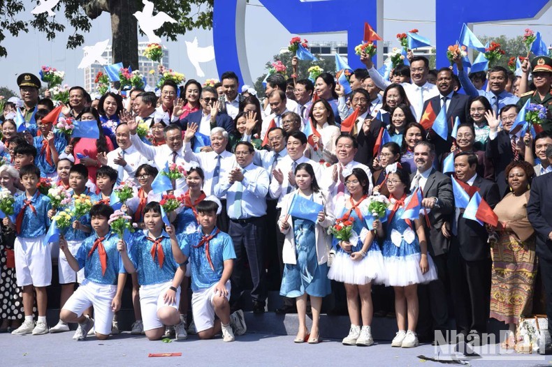 Prime Minister Pham Minh Chinh and participants at the event. (Photo: NDO)