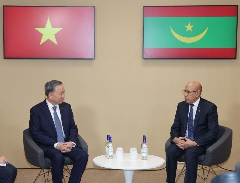 Party General Secretary and State President To Lam meets with President of Mauritania Mohamed Ould Ghazouani, in Paris on October 5. (Photo: VNA)