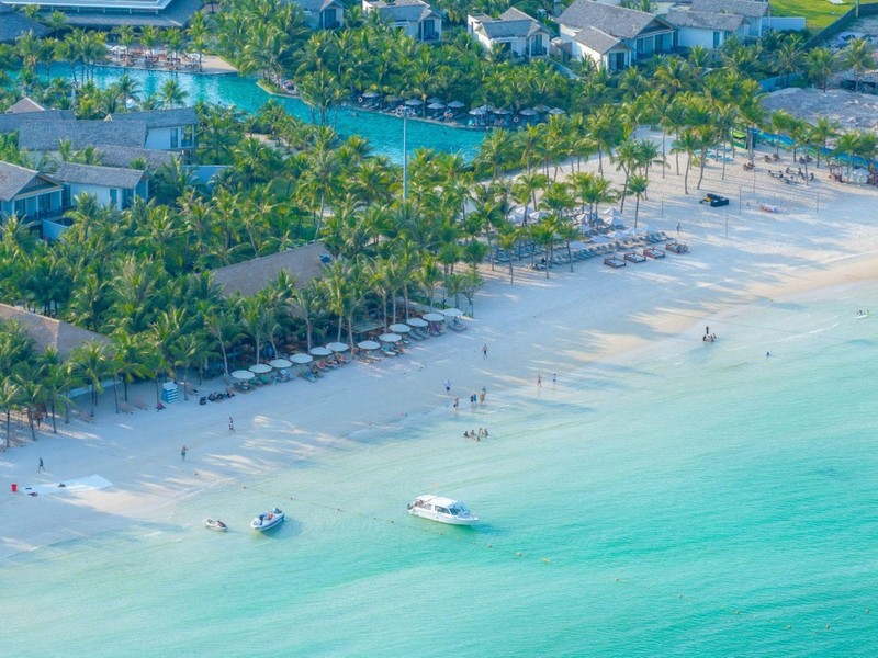 Kem Beach in the South of Phu Quoc Island with wide, gentle and creamy white sand is considered a tropical paradise.