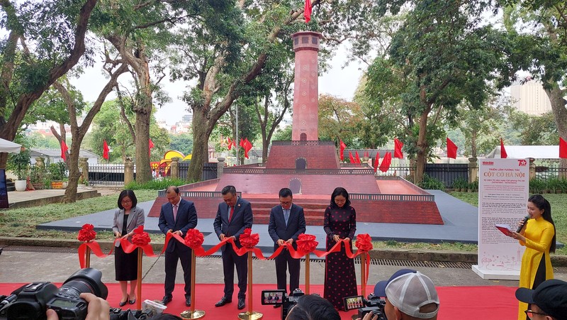 Delegates cut the ribbon to launch the exhibition. (Photo: NDO)