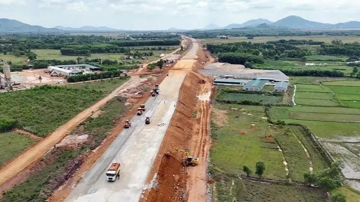 Construction at the Ham Nghi - Vung Ang section on the North-South expressway. (Photo: VNA)