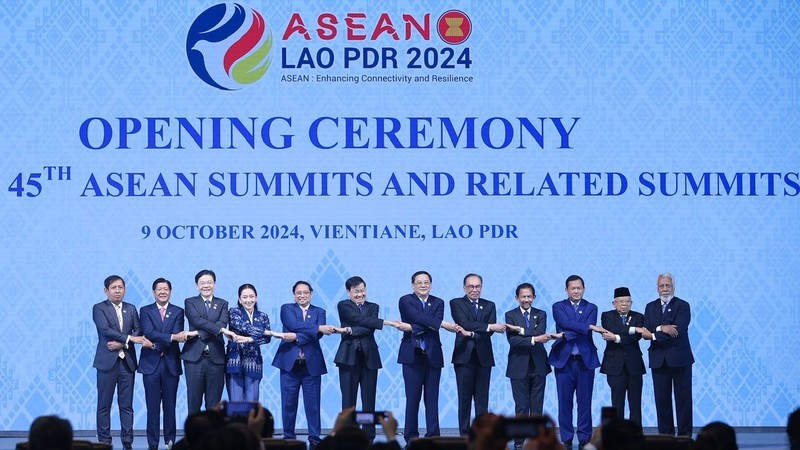 Vietnamese PM Pham Minh Chinh and other heads of delegations pose for a group photo at the ASEAN Summit in Vientiane on October 9. (Photo: VNA)