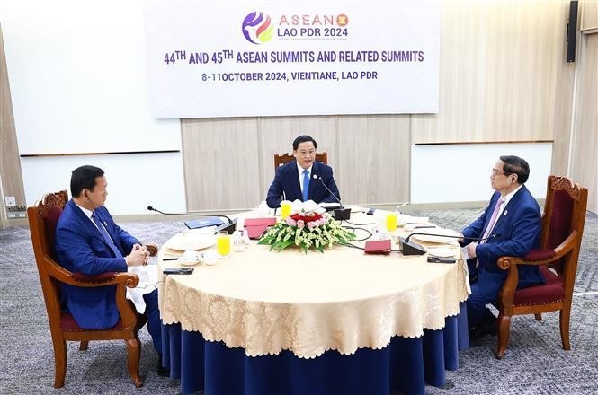 Vietnamese Prime Minister Pham Minh Chinh (R) has a working breakfast with his Lao and Cambodian counterparts, Sonexay Siphandone (C) and Samdech Thipadei Hun Manet (L).(Photo: VNA)