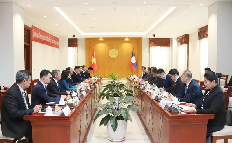 The talks between Vice Chairman of the Vietnamese NA Tran Quang Phuong and Vice Chairman of the Lao NA Souvon Leungbounmi in Vientiane. (Photo: VNA)