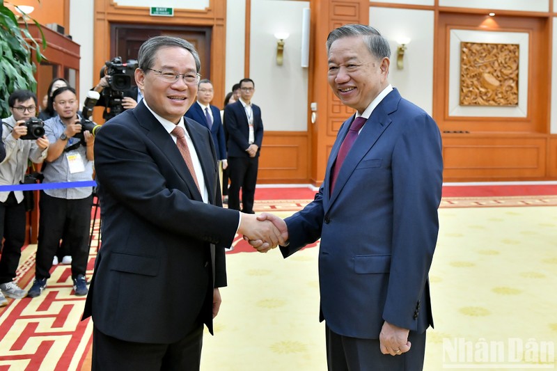 Party General Secretary and State President To Lam welcomes Chinese Premier Li Qiang in Hanoi on October 12. (Photo: NDO)