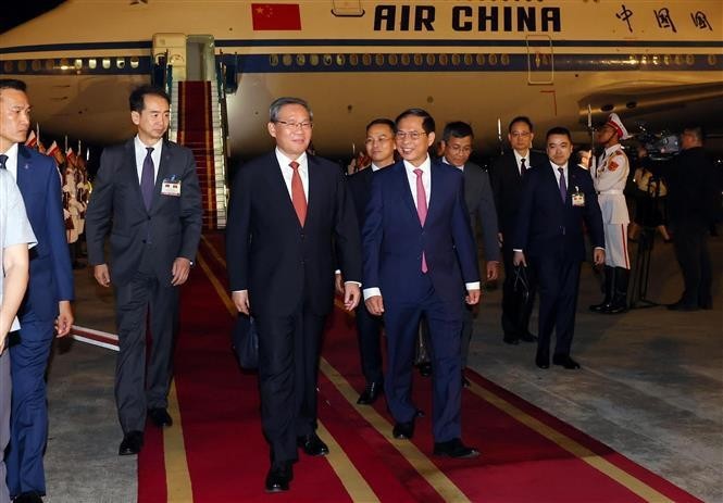 Chinese Premier Li Qiang is welcomed at Noi Bai International Airport. (Photo: VNA)