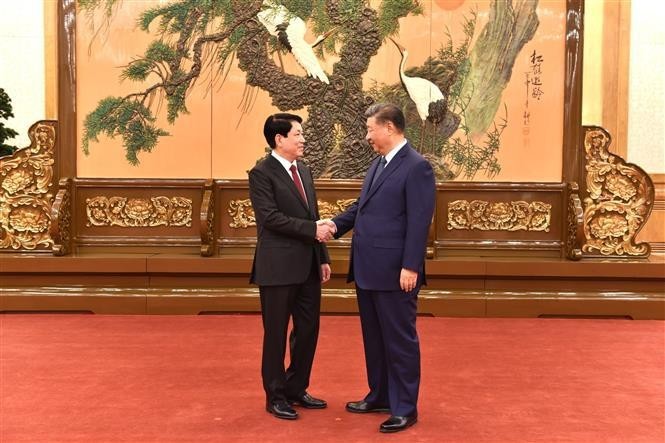 Luong Cuong, Politburo member and permanent member of the Communist Party of Vietnam Central Committee's Secretariat (left) and Xi Jinping, General Secretary of the Communist Party of China (CPC) Central Committee and President of China (Photo: VNA)