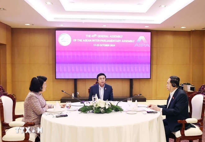 National Assembly Chairman Tran Thanh Man and his counterparts from Laos Saysomphone Phomvihane and Cambodia Khuon Sudary have a working breakfast in Vientiane on October 18 on the occasion of the 45th General Assembly of the AIPA. (Photo: VNA)