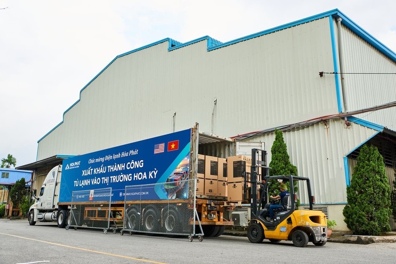 Hoa Phat Refrigeration Company's first batch of Double Inverter two-door top-freezer refrigerators exported to the US. (Photo: Hoa Phat)