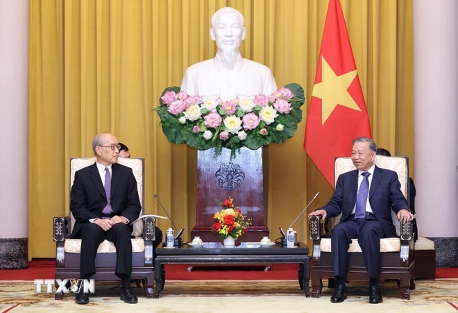 Party General Secretary and State President To Lam (right) and visiting President and Chief Justice of the Supreme People's Court of China Zhang Jun. (Photo: VNA)