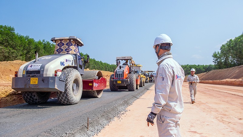 Construction of the Quang Ngai-Hoai Nhon Expressway.