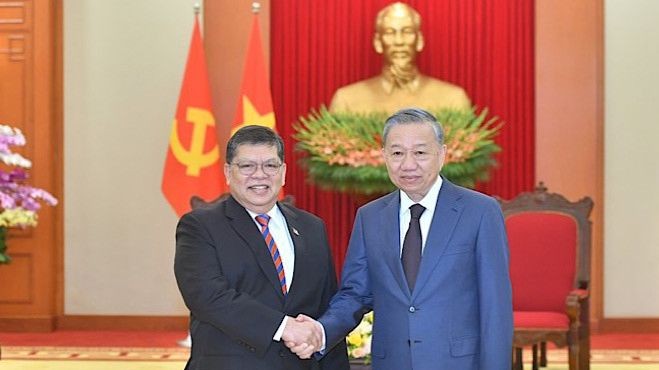 Party General Secretary To Lam and Speaker of the Malaysian House of Representatives Tan Sri Dato' Johari Bin Abdul at their meeting in Hanoi on October 24. (Photo: NDO)