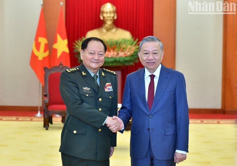 Party General Secretary To Lam and Senior Lieutenant General Zhang Youxia, Politburo member and Vice Chairman of the Central Military Commission of China, at their meeting in Hanoi on October 24. (Photo: NDO)