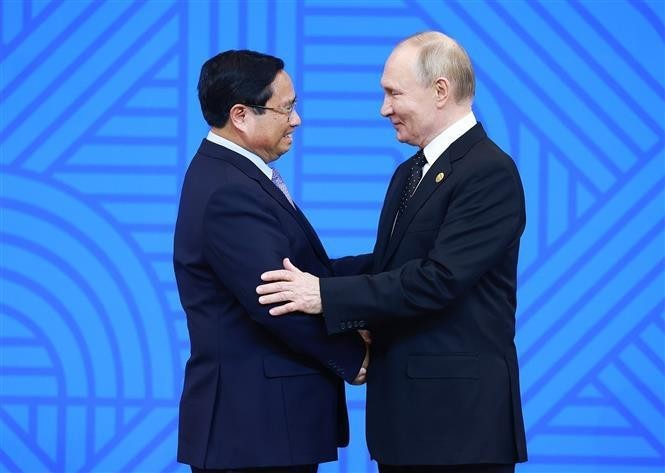 Russian President Vladimir Putin, Chair of BRICS 2024, welcomes Prime Minister Pham Minh Chinh. (Photo: VNA)