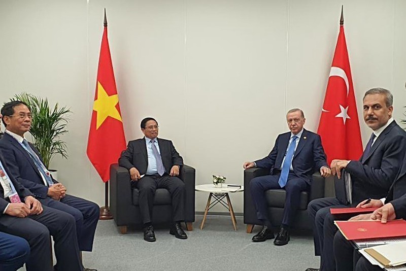 Vietnamese Prime Minister Pham Minh Chinh meets with Turkish President Recep Tayyip Erdogan in Kazan on October 23 evening (local time). (Photo: VNA)